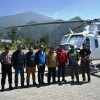 Berlatar belakang, helikopter water bombing, Sekga berfoto bersama disele-sela kuningannya di Pos Pendakian Palutungan. 